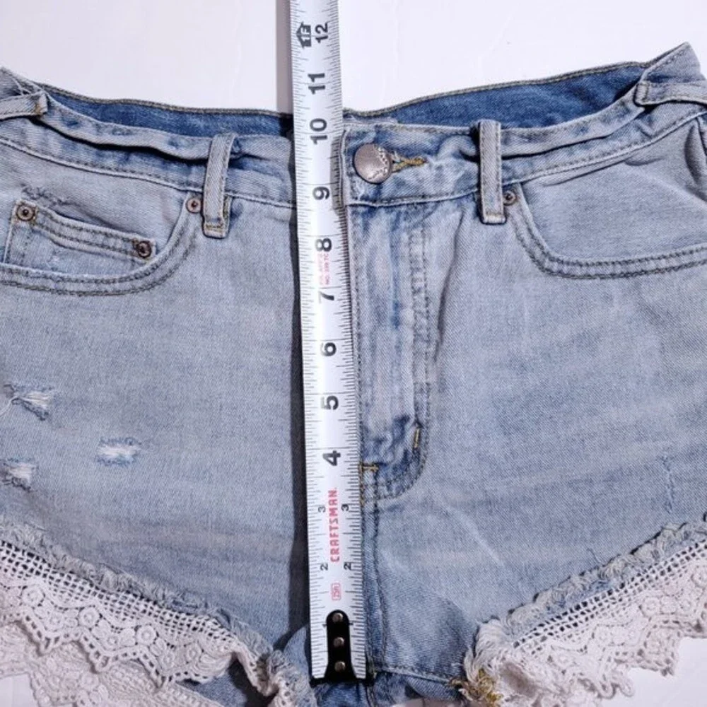 Free People Distressed Lace Hem Mini Denim Shorts Light Wash Size 26 Boho Summer - Picture 11 of 12